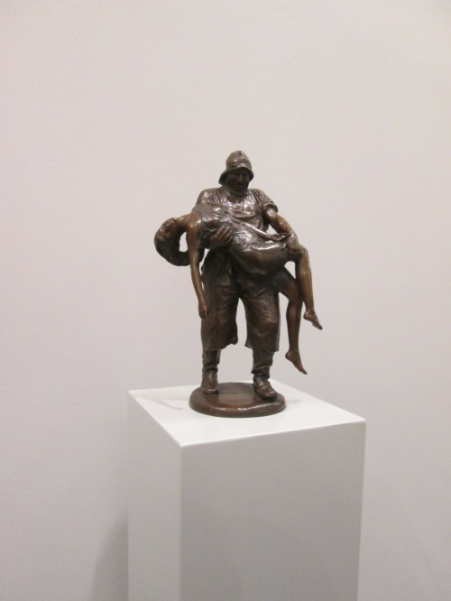 Bronzeskulpur eines Seenotretters, der seine Gerettete auf Händen trägt