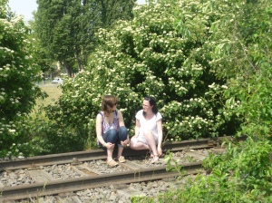 Zwei Frauen auf dem Gleis